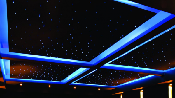 Atap dengan pola pencahayaan LED interaktif